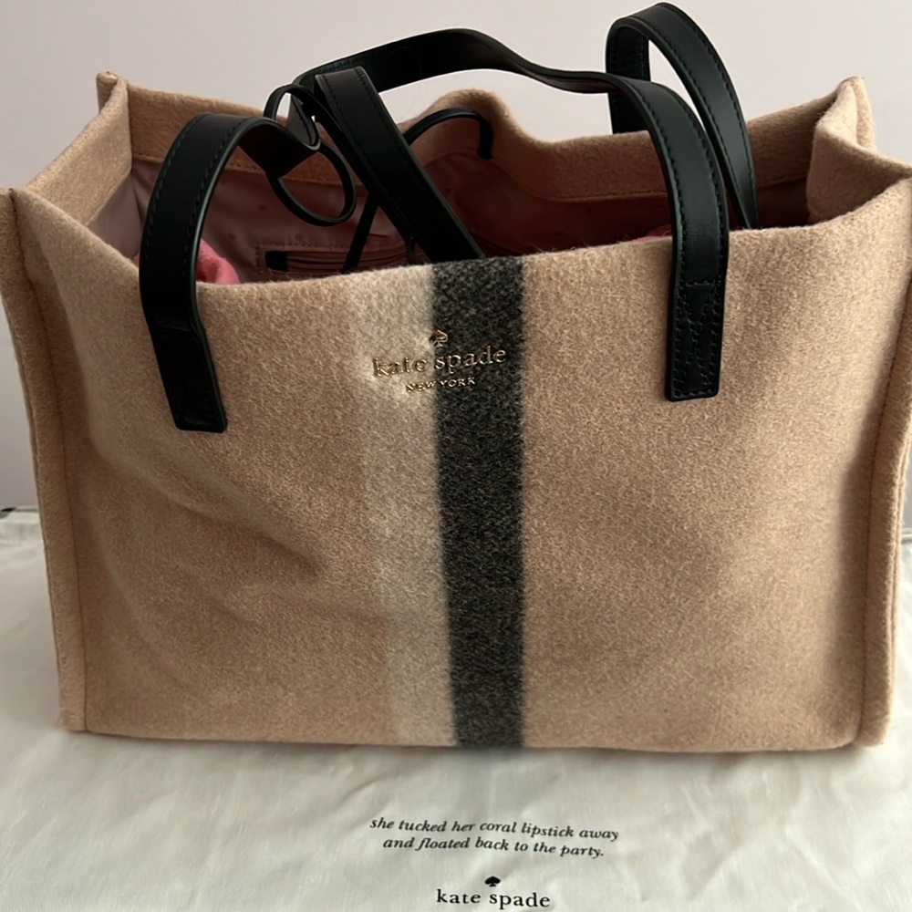 Kate Spade New York
WASHINGTON SQUARE MEGA SAM TOTE